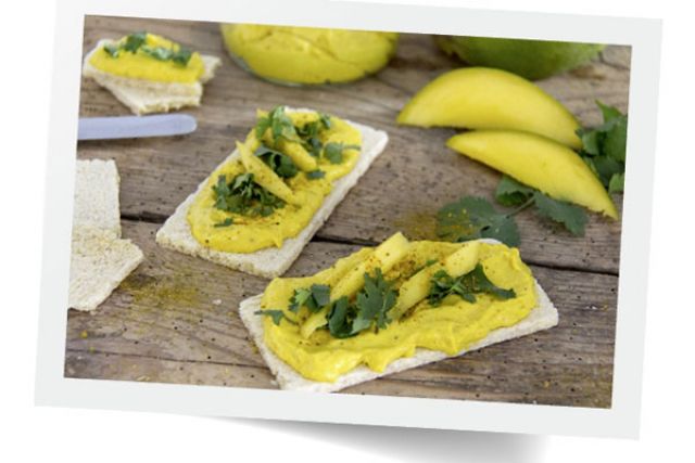 Chrupiące przekąski z aromatyczną pastą mango – curry i kolendrą. Bezglutenowa przekąska dla smakoszy zdrowej kuchni